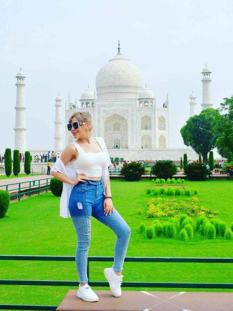 agra-tour-lady-blue-768x1024