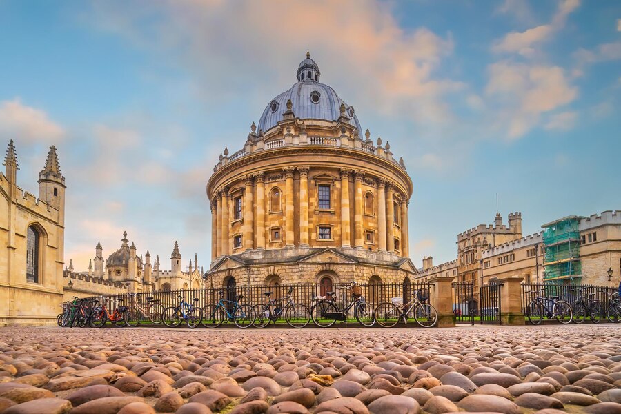 old-town-oxford-city-cityscape-england_255553-5617