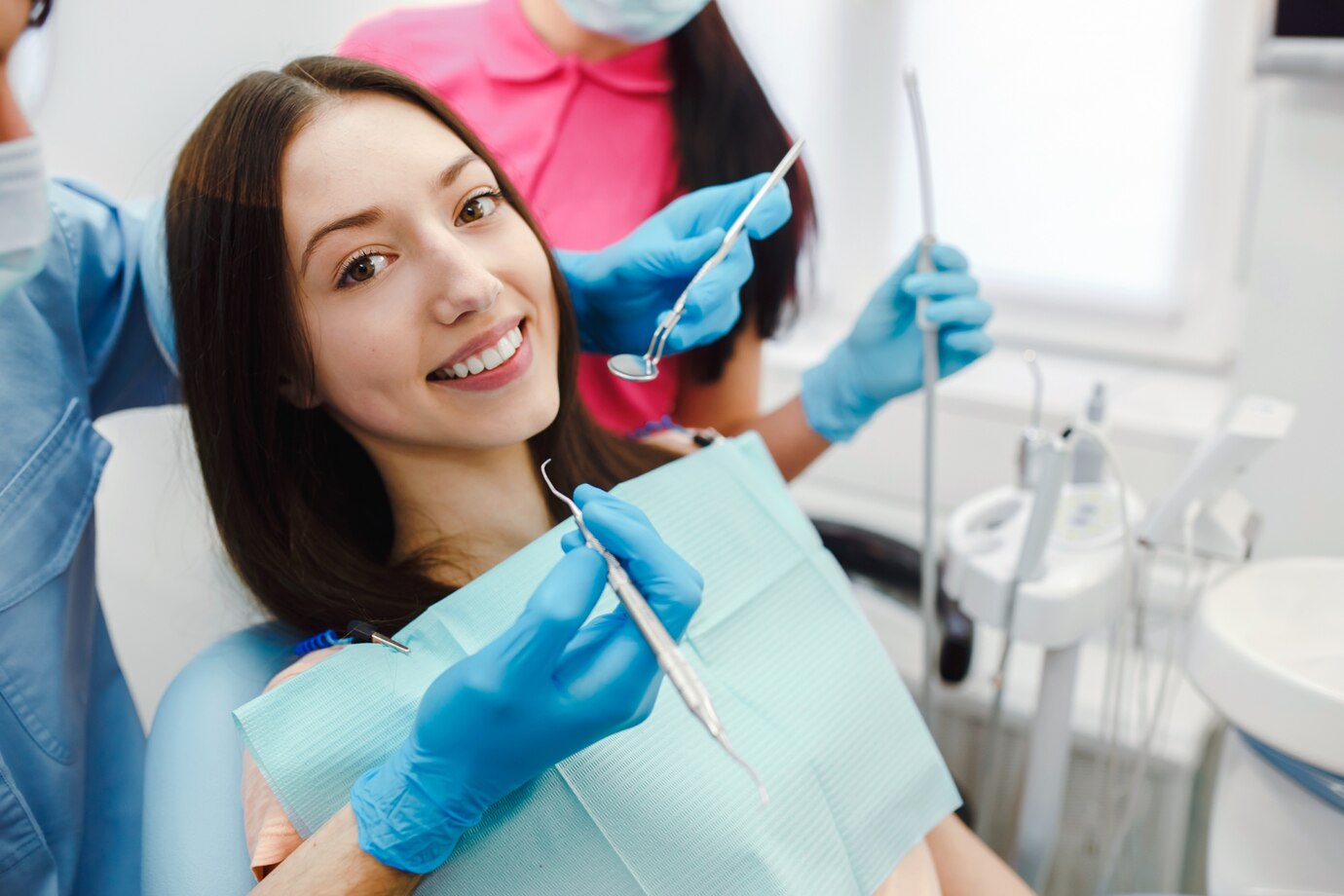 smiling-woman-dentist-chair_1153-655