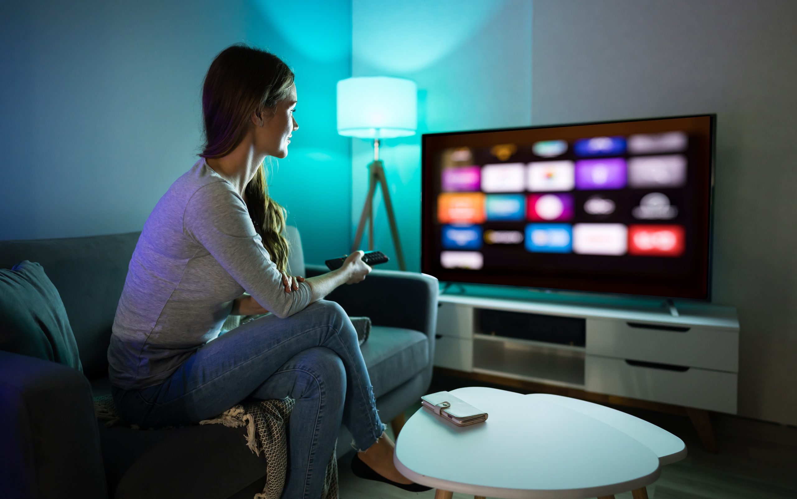 tv-watching-smart-blur-1-scaled